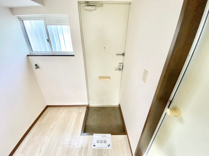 物件内観写真18　(玄関)