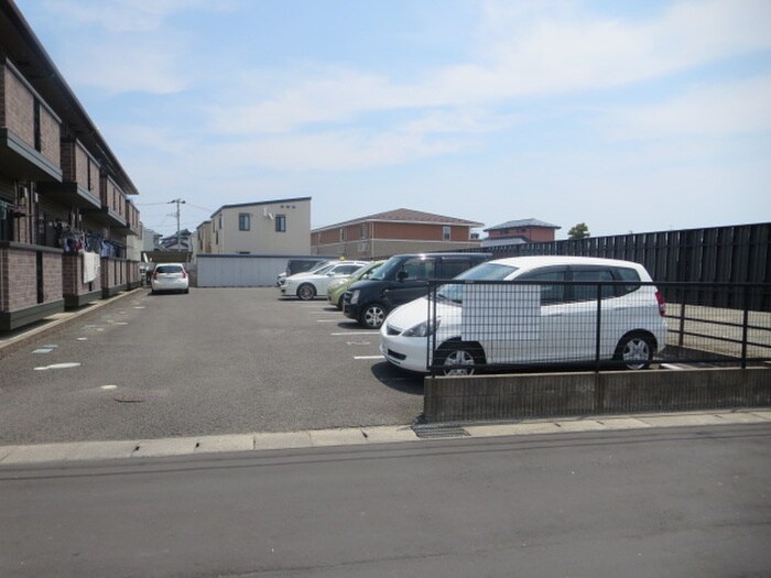 物件外観写真4　(駐車場)