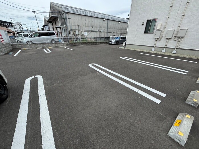 物件外観写真3　(駐車場)