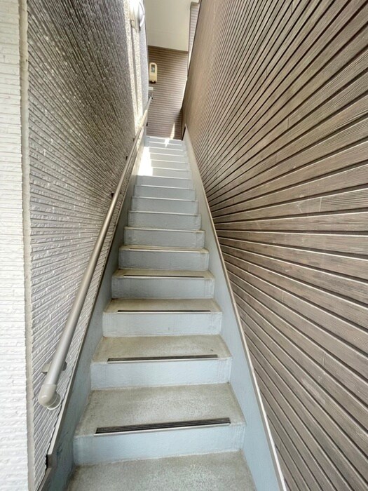 物件外観写真5　(エントランス部分)