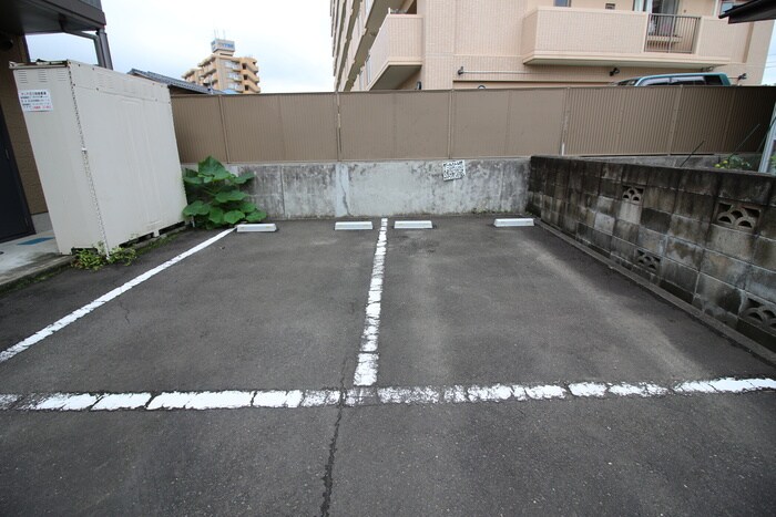 物件外観写真4　(駐車場)
