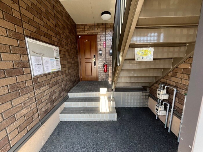 物件外観写真3　(エントランス部分)