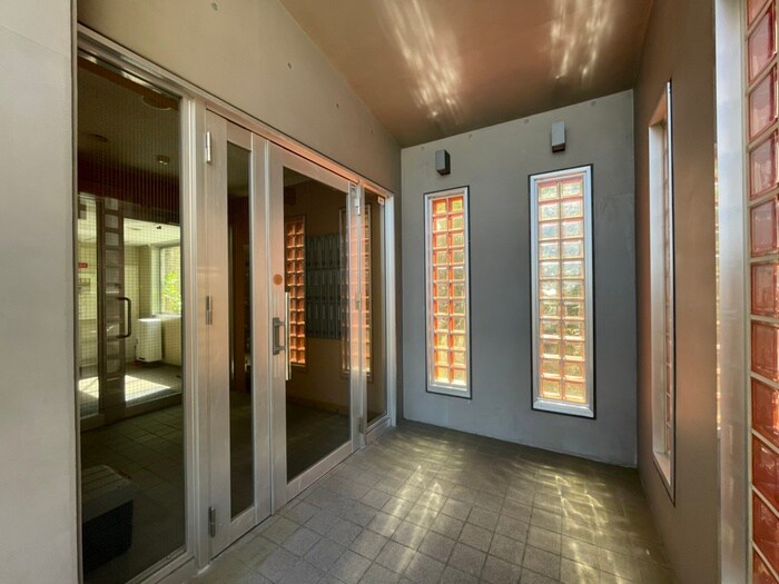 物件外観写真6　(エントランス部分)