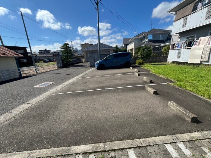 物件外観写真3　(駐車場)