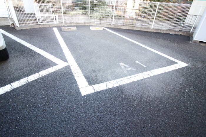 物件外観写真2　(駐車場)