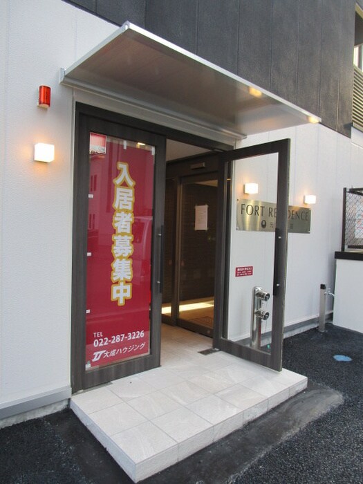 物件外観写真5　(エントランス部分)