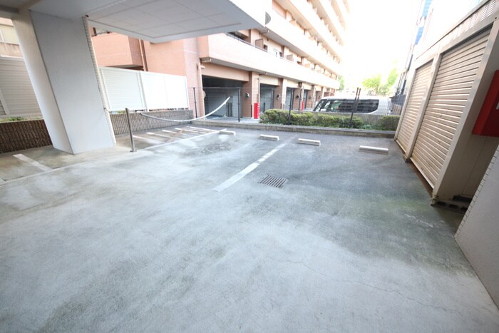 物件外観写真6　(駐車場)