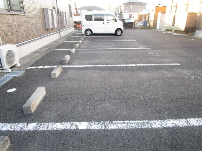 物件外観写真3　(駐車場)