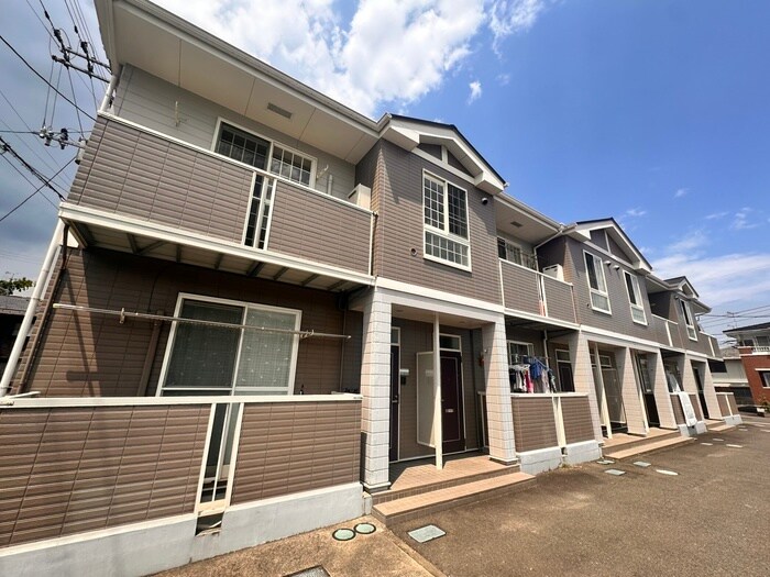 物件外観写真1　(エントランス部分)