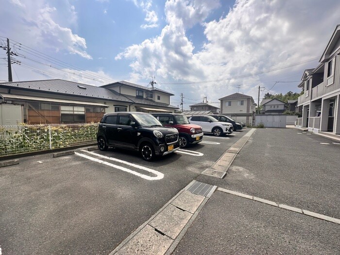 物件外観写真4　(駐車場)