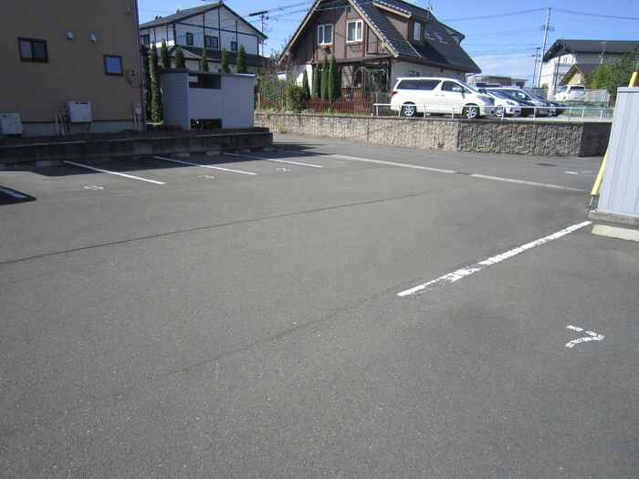 物件外観写真2　(駐車場)