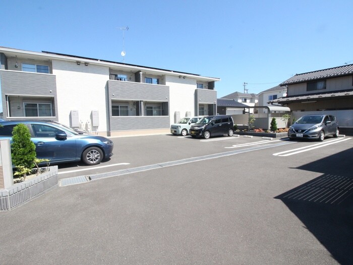 物件外観写真3　(駐車場)