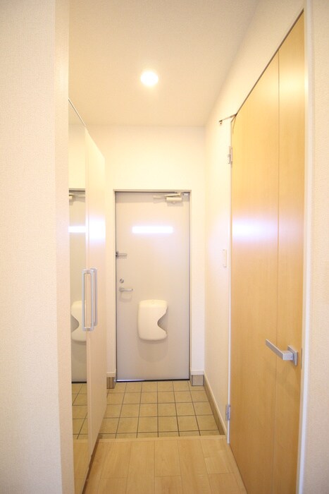 物件内観写真16　(玄関)