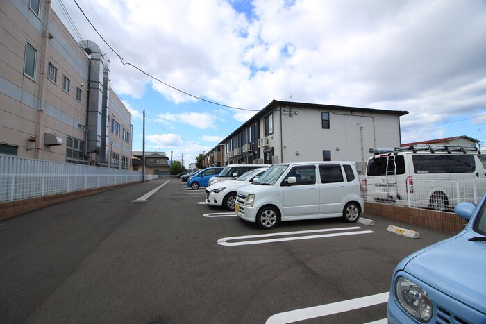 物件外観写真2　(駐車場)