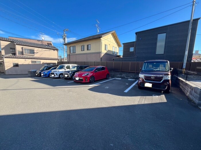 物件外観写真6　(駐車場)