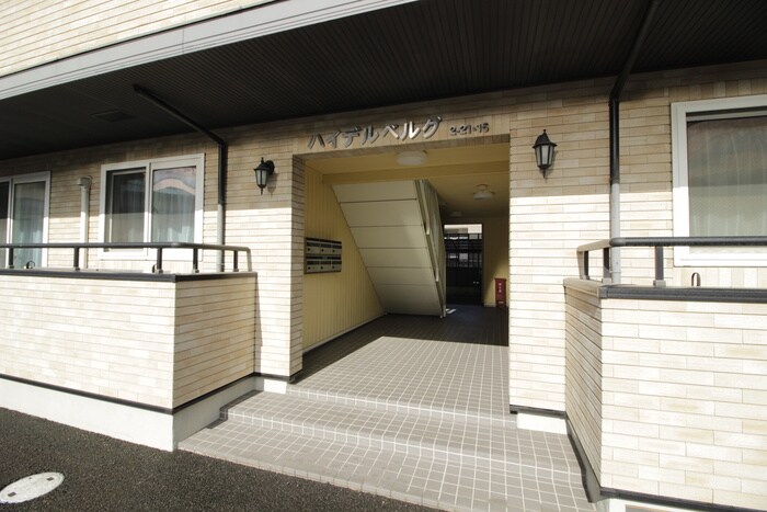 物件外観写真4　(エントランス部分)