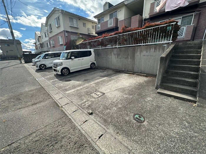 物件外観写真3　(駐車場)
