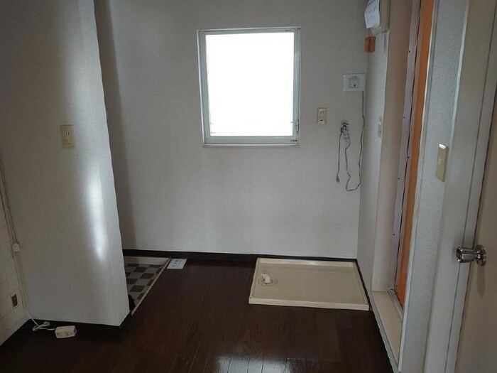 物件内観写真16　(洗濯機置場)