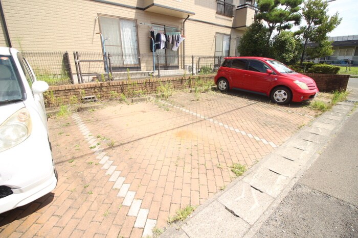 物件外観写真3　(駐車場)