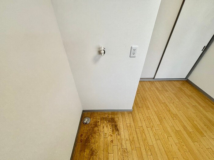 物件内観写真15　(洗濯機置場)