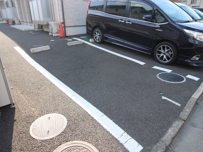 物件外観写真5　(駐車場)