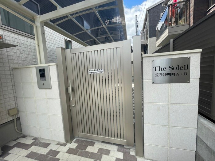 物件外観写真2　(エントランス部分)