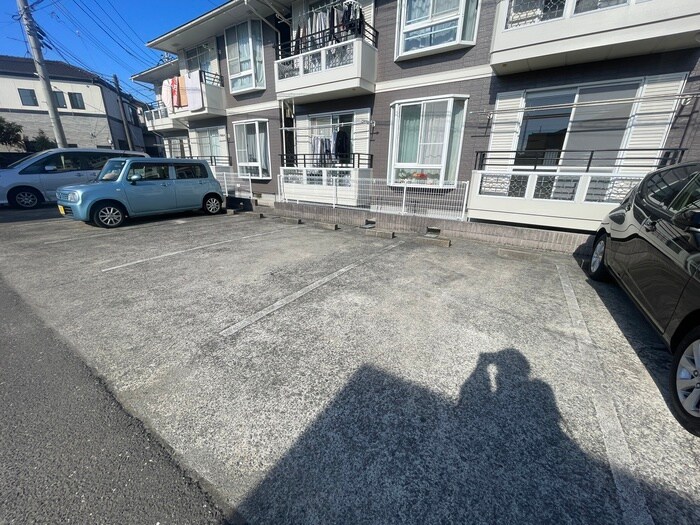 物件外観写真4　(駐車場)