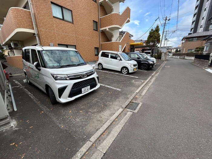 物件外観写真3　(駐車場)