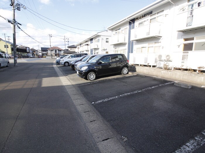 物件外観写真3　(駐車場)