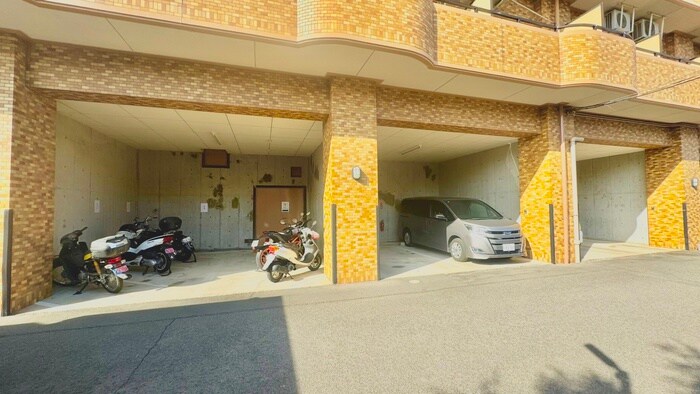 物件外観写真2　(駐車場)