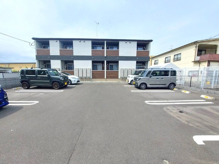 物件外観写真6　(駐車場)