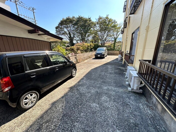 物件外観写真5　(駐車場)