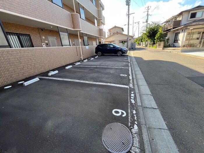 物件外観写真3　(駐車場)