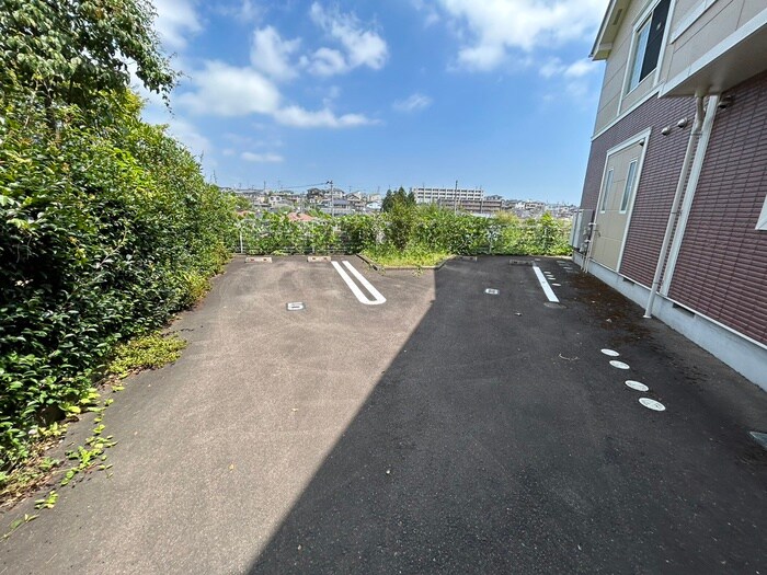 物件外観写真4　(駐車場)