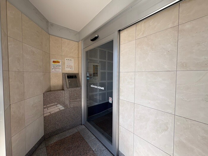 物件外観写真2　(エントランス部分)