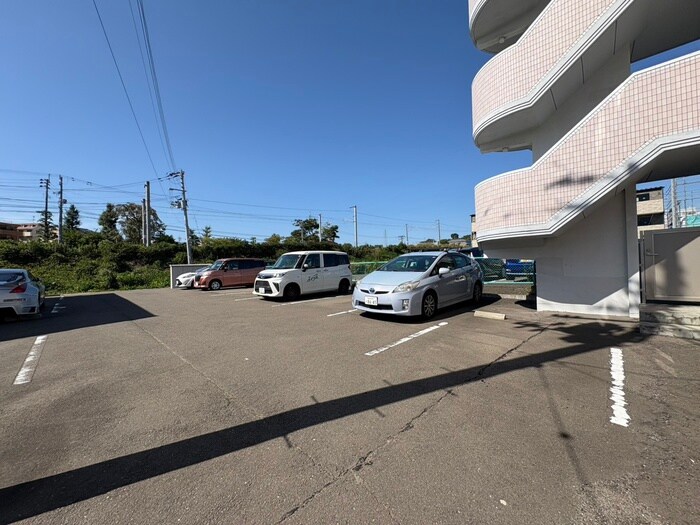 物件外観写真3　(駐車場)