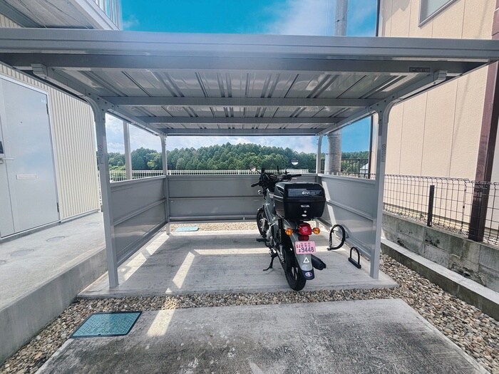 物件外観写真5　(バイク置き場)