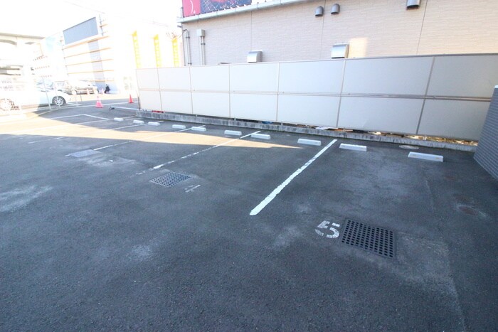 物件外観写真4　(駐車場)