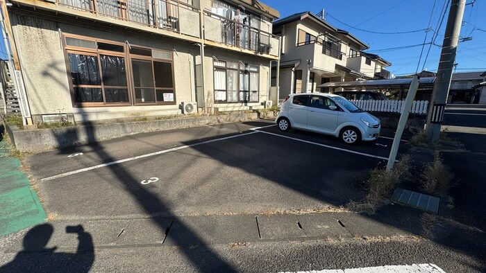物件外観写真4　(駐車場)