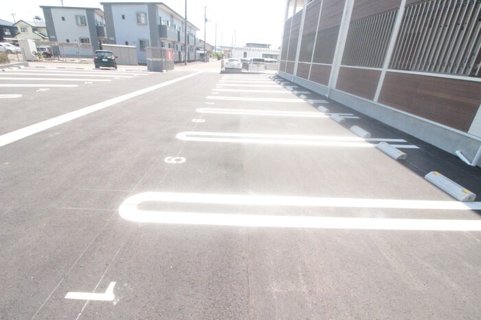 物件外観写真3　(駐車場)