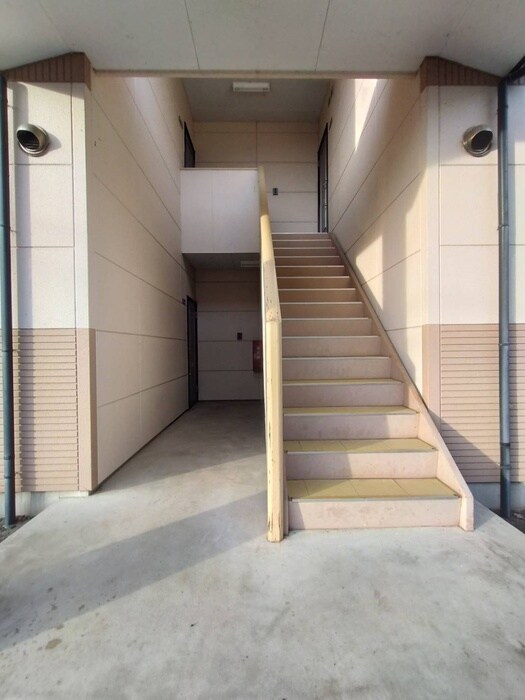 物件外観写真2　(エントランス部分)