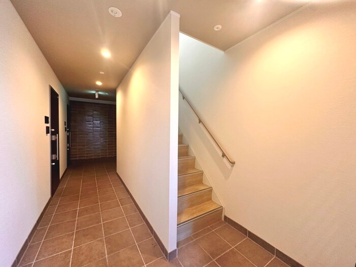 物件外観写真3　(エントランス部分)