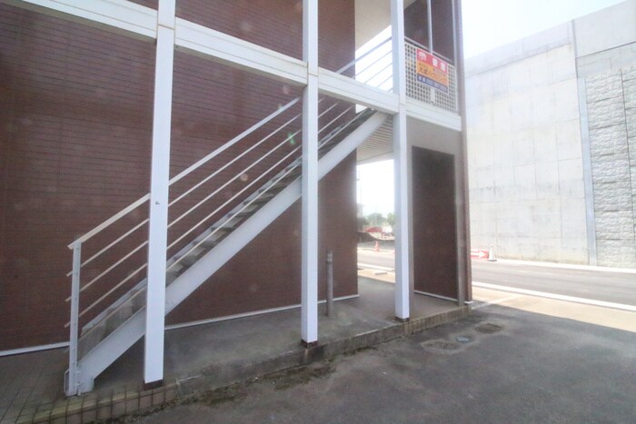 物件外観写真4　(エントランス部分)