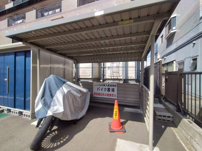 物件外観写真3　(バイク置き場)