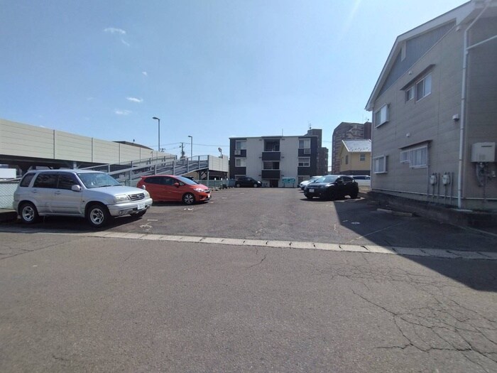 物件外観写真4　(駐車場)