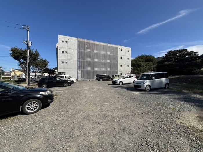 物件外観写真2　(駐車場)