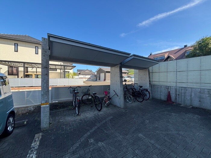 物件外観写真4　(駐輪場)