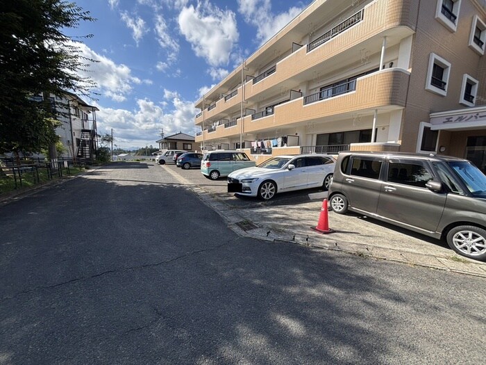 物件外観写真3　(駐車場)