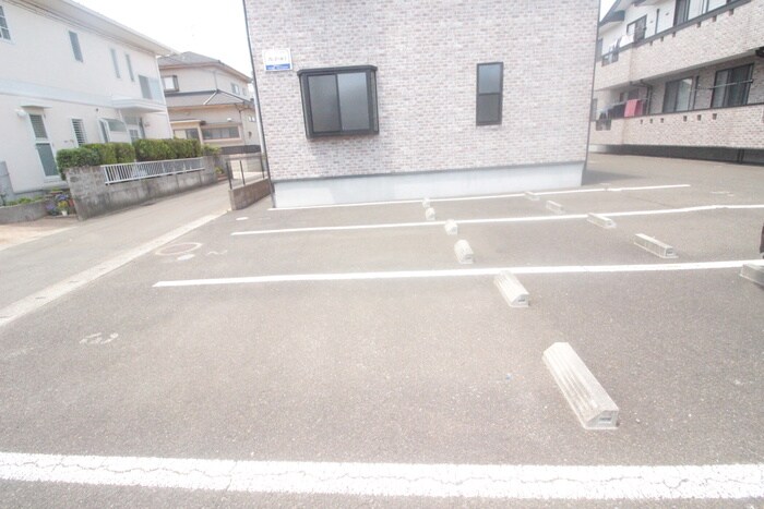 物件外観写真5　(駐車場)