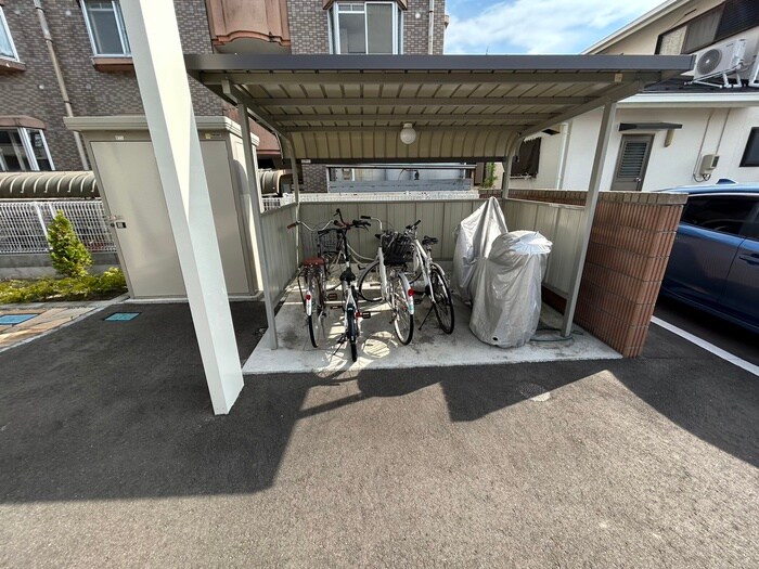 物件外観写真4　(駐輪場)
